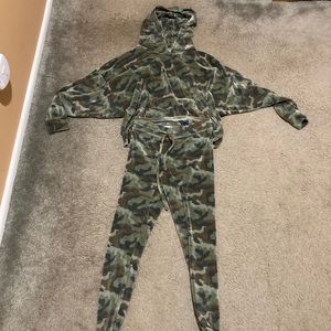American Eagle velour camo sweat set